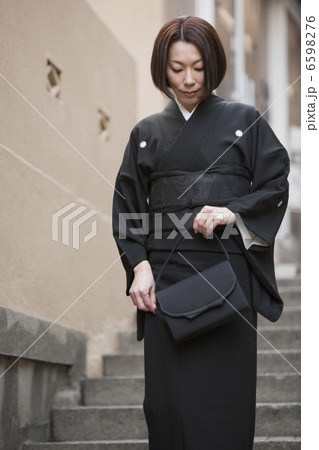 階段を下りる喪服姿の女性 階段を下りる喪服姿の女性 6598276