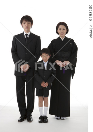 数珠を持って立つ喪服姿の家族 正面 数珠を持って立つ喪服姿の家族 正面 6598280