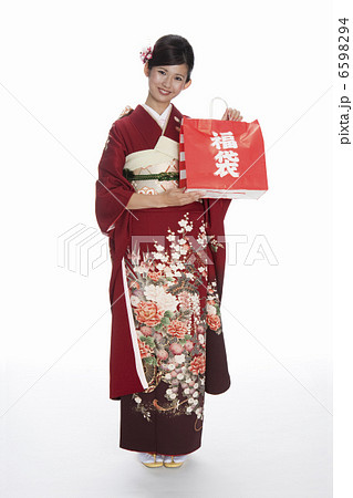 福袋を持つ振袖姿の若い女性 6598294