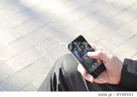 スマートフォンを操作する男性 6598301
