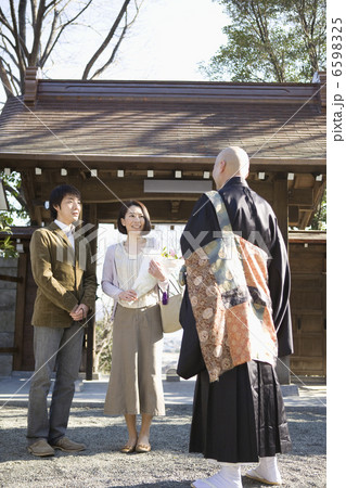 お寺の僧侶と話をする夫婦 お寺の僧侶と話をする夫婦 6598325