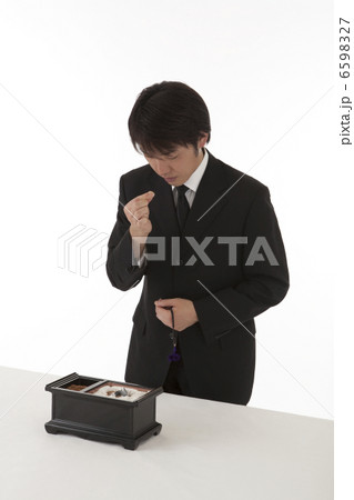 焼香をする喪服姿の男性 斜め 6598327