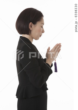 目を閉じて合掌する喪服姿の女性 横 6598330