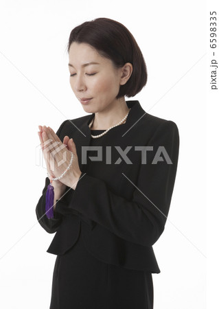 目を閉じて合掌する喪服姿の女性 斜め 6598335