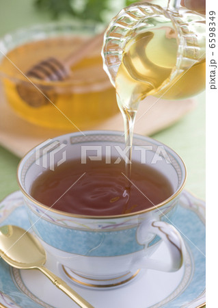 蜂蜜を紅茶に入れる 蜂蜜を紅茶に入れる 6598349