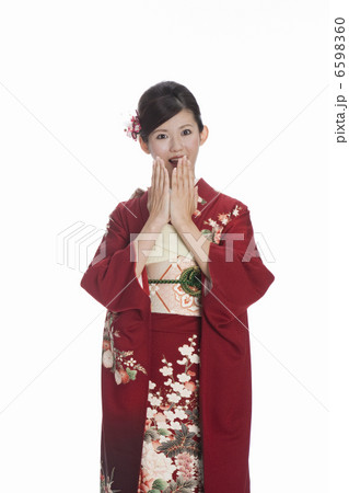 驚く振袖姿の若い女性 驚く振袖姿の若い女性 6598360
