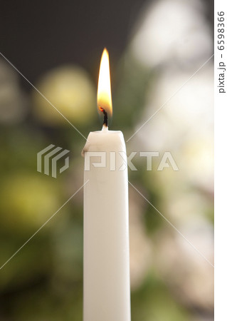 火のついた蝋燭と花 6598366