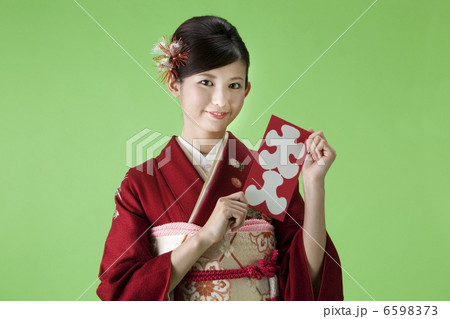 大入袋を持つ振袖姿の若い女性 6598373