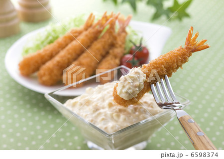 エビフライにタルタルソースをつける 6598374