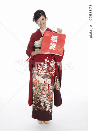 福袋を持つ振袖姿の若い女性 6598378