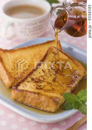 メープルシロップをかけたフレンチトースト 6598385