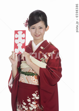 大入袋を持つ振袖姿の若い女性 6598386