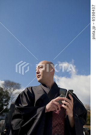 スマートフォンを使用する僧侶 スマートフォンを使用する僧侶 6598437