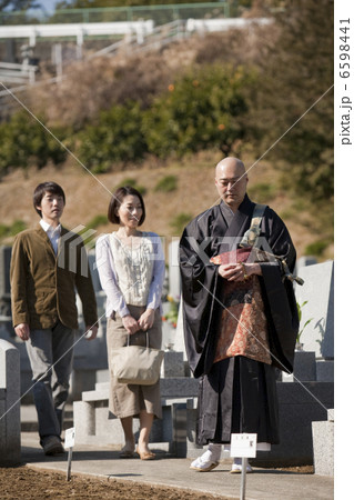 僧侶にお墓の購入の相談をする夫婦 僧侶にお墓の購入の相談をする夫婦 6598441