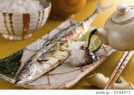 サンマと大根おろしに醤油をかける サンマと大根おろしに醤油をかける 6598471