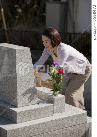 お墓に花を供える女性 お墓に花を供える女性 6598472