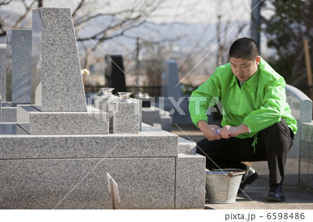 代行で墓の掃除をする男性 代行で墓の掃除をする男性 6598486