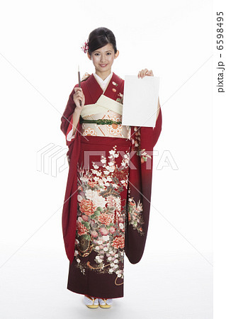 半紙と筆を持つ振袖姿の若い女性 6598495