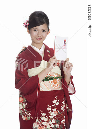 祝儀袋を持つ振袖姿の若い女性 6598538