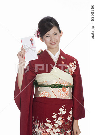 祝儀袋を持つ振袖姿の若い女性 6598566