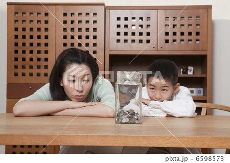 小銭を入れた瓶を見つめる母親と男の子 小銭を入れた瓶を見つめる母親と男の子 6598573