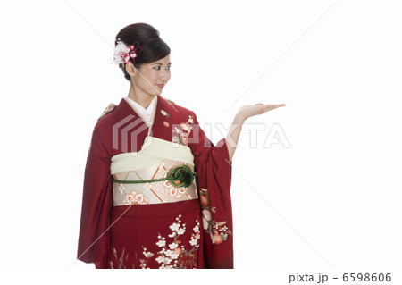 案内をする振袖姿の若い女性 案内をする振袖姿の若い女性 6598606