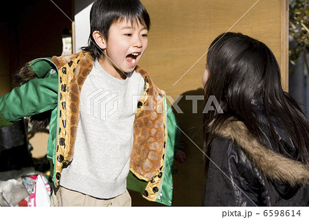 叫ぶ男の子と女の子 叫ぶ男の子と女の子 6598614