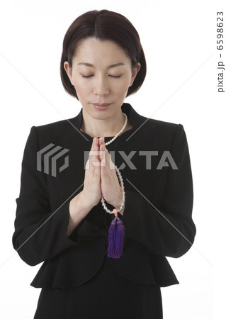 目を閉じて合掌する喪服姿の女性 正面 6598623