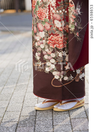 振袖を着た女性の足元 6598653