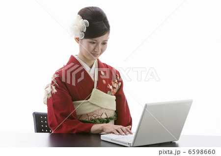 パソコンを使う振袖姿の若い女性 6598660
