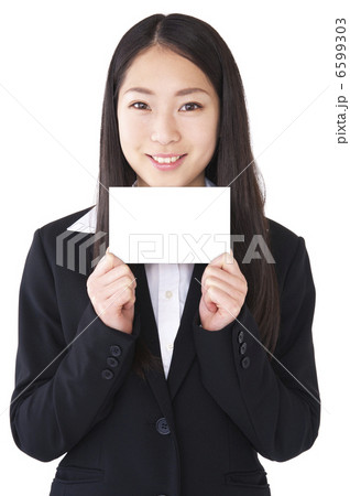 メッセージボードを持った女性 6599303