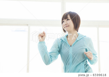 スポーツをする女性 スポーツをする女性 6599618