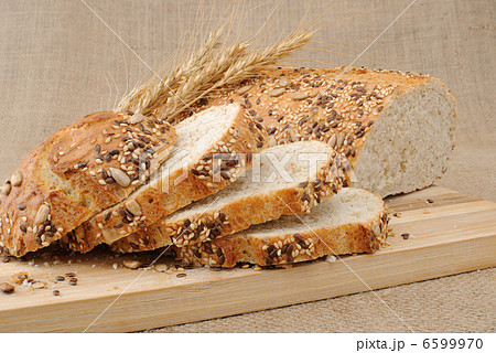 Whole wheat bread with grains 6599970