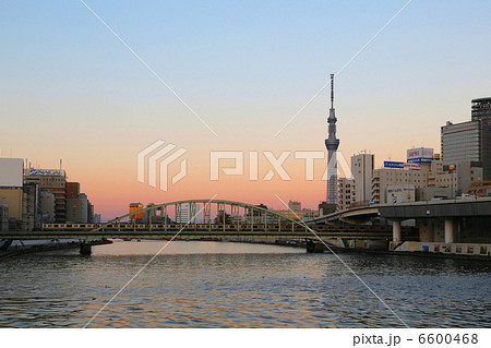 夕暮れ両国橋からスカツリーを望む。 6600468