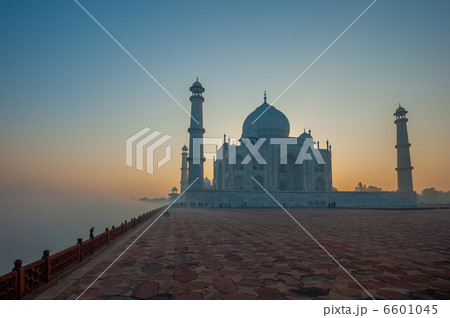 Taj Mahal at sunrise, Agra, India 6601045