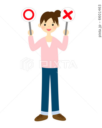 マルバツ札をあげる女性 6601463