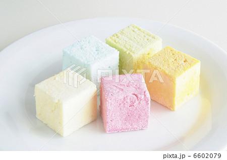 白い皿の上のフランス菓子ギモーヴ 6602079
