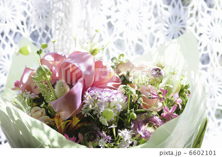 贈り物用の花のアレンジメント 6602101