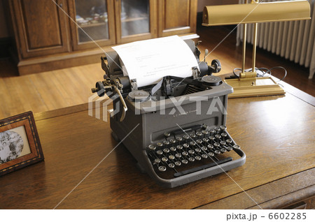 古いタイプライター 6602285