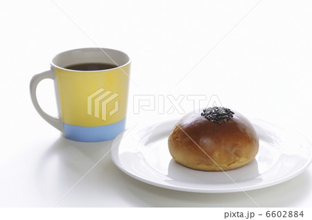 テーブル上のあんぱんとコーヒー 6602884