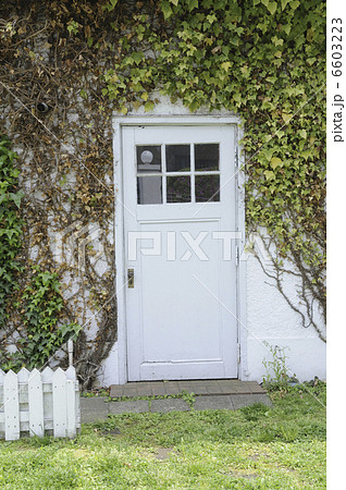 洋館の玄関扉の写真素材