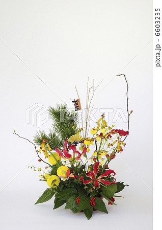 正月の花のアレンジメント 6603235