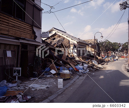 倒壊した家屋 阪神淡路大震災の写真素材