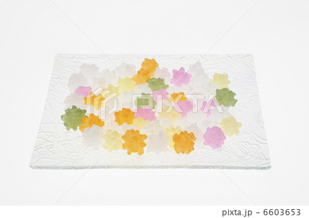 ガラスの器に入れたいろいろな色の金平糖 ガラスの器に入れたいろいろな色の金平糖 6603653