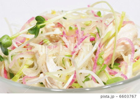 ガラス器に入れた野菜シャキシャキサラダのアップ 6603767