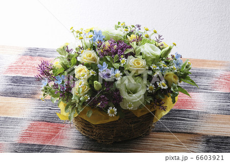 テーブルの上の籠花 6603921