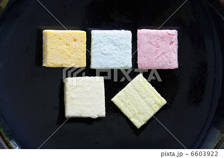 紺色の皿の上のフランス菓子、ギモーヴ 6603922