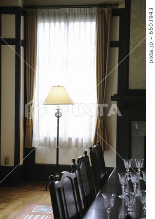 洋館のスタンドライトとテーブル 6603943