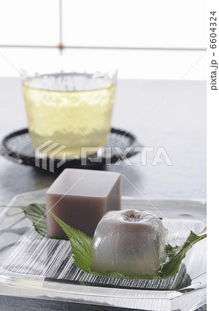 冷茶と葛餅と水羊羹 6604324