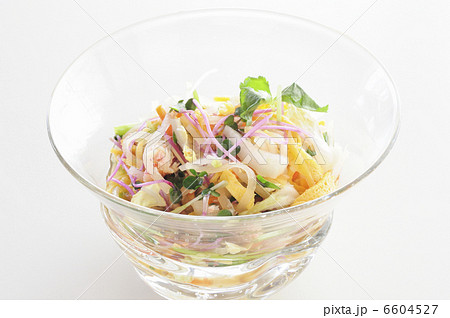 ガラスの器に入れた白菜と色とりどり野菜サラダ ガラスの器に入れた白菜と色とりどり野菜サラダ 6604527